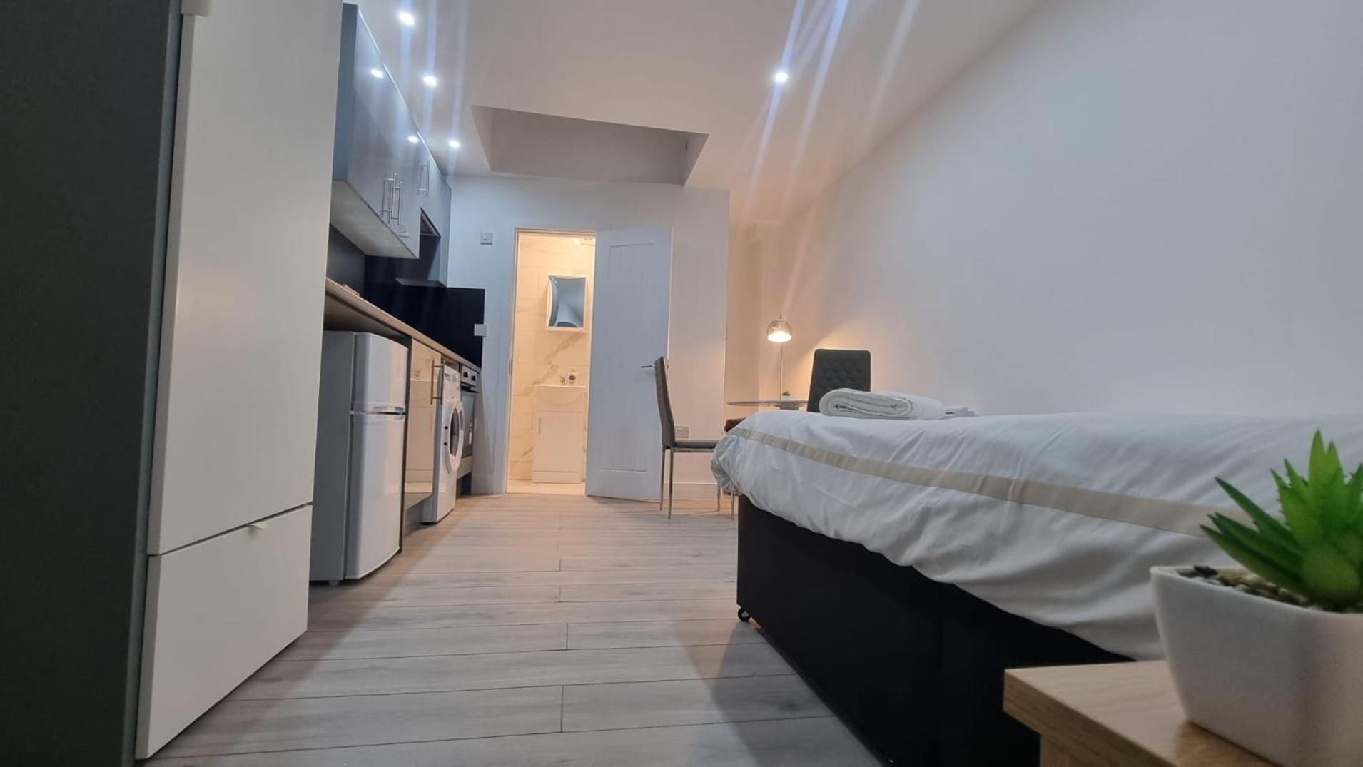 Brand New Collection Of Studios Close To Tube Station Лондон Экстерьер фото