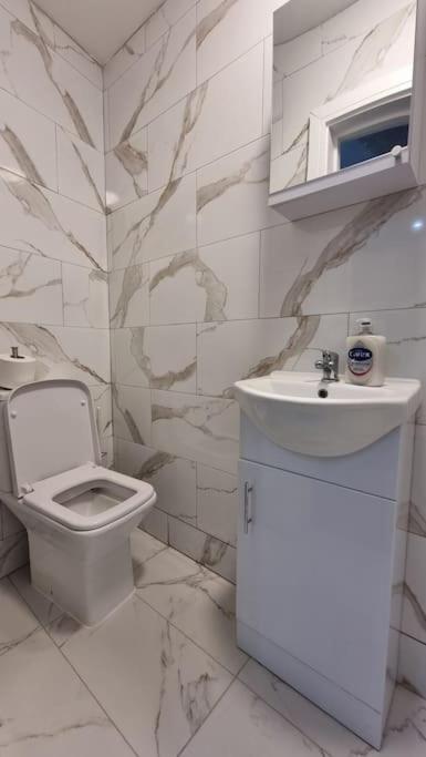 Brand New Collection Of Studios Close To Tube Station Лондон Экстерьер фото